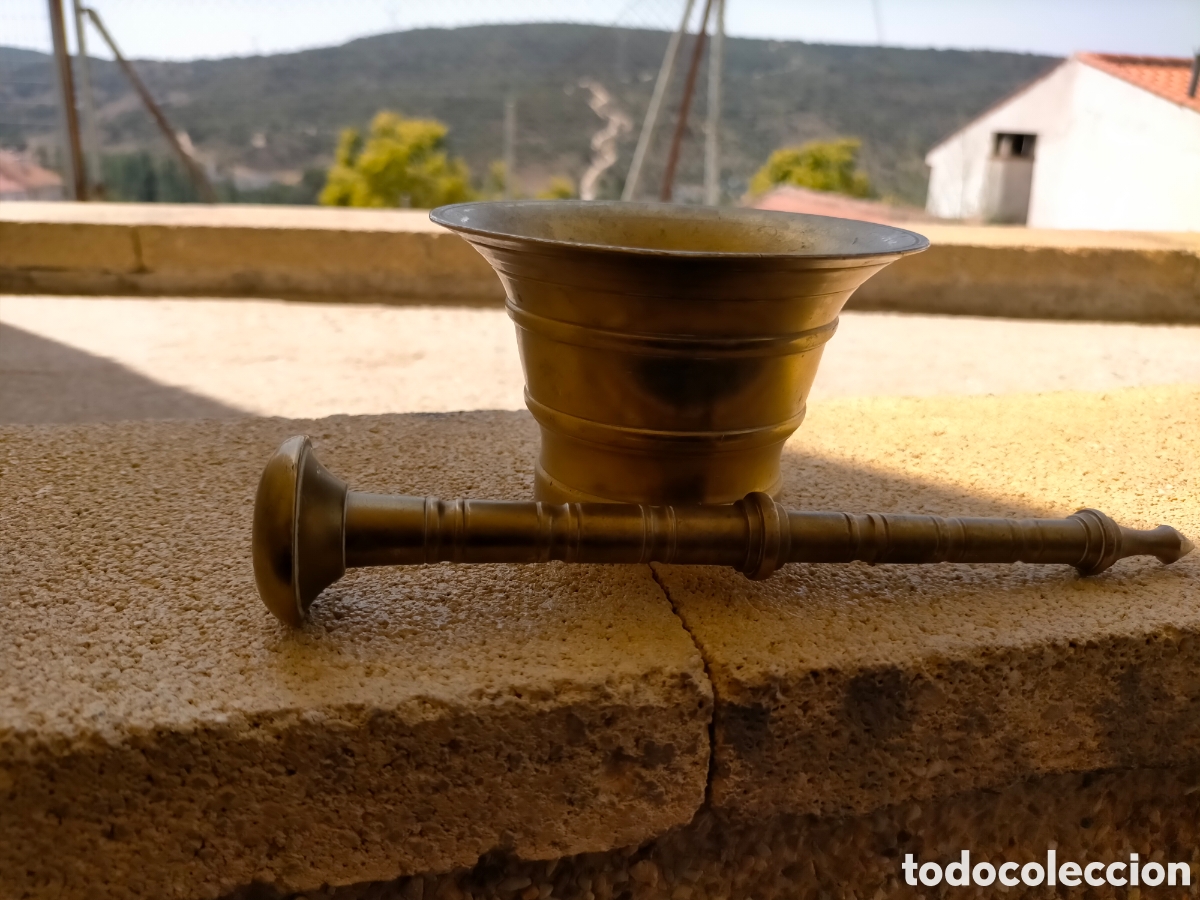 Antig&uuml;edades: ALMIREZ MORTERO DE BRONCE CON MANO - Foto 2