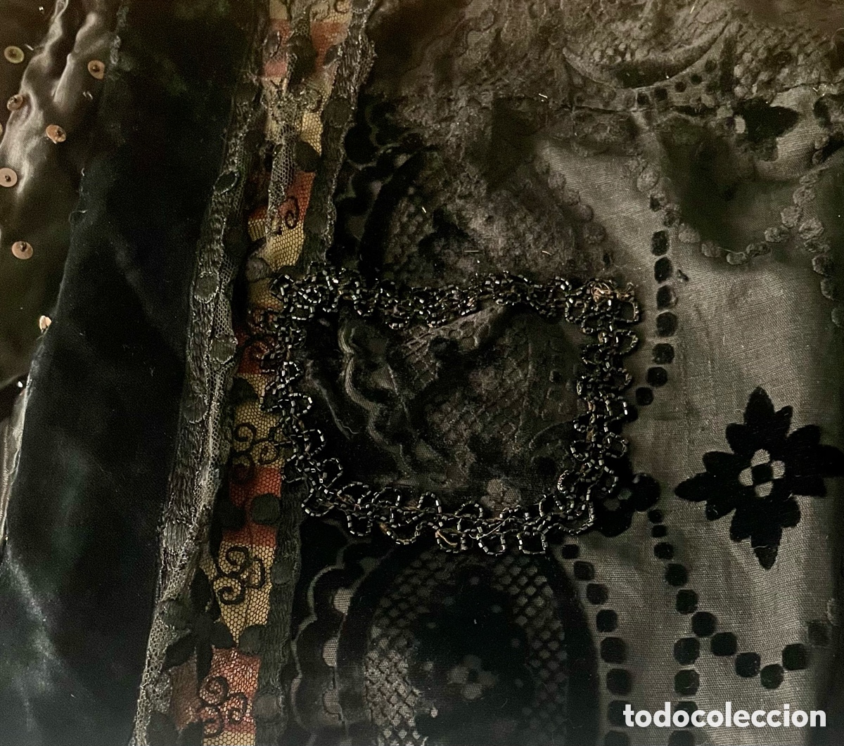 Antig&uuml;edades: Delantal con azabache y terciopelo - Foto 2