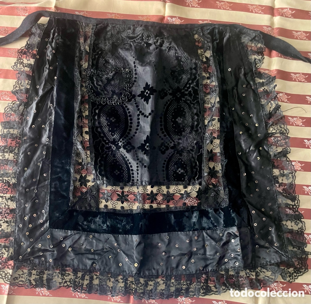 Antig&uuml;edades: Delantal con azabache y terciopelo - Foto 1
