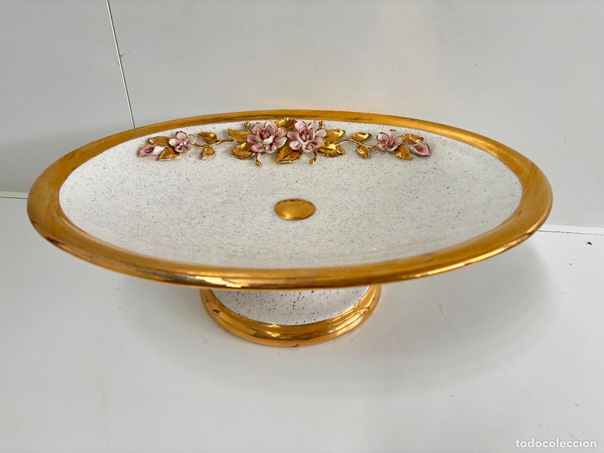 Antig&uuml;edades: CENTRO MESA, ENSALADERA FRUTERO DE PORCELANA CON FLORES A RELIEVE