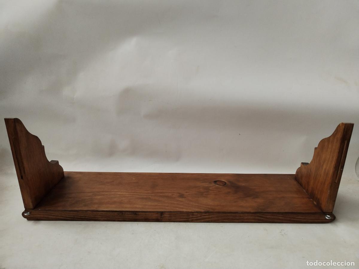 Antig&uuml;edades: repisa en madera pintada con dibujo a mano - Foto 3