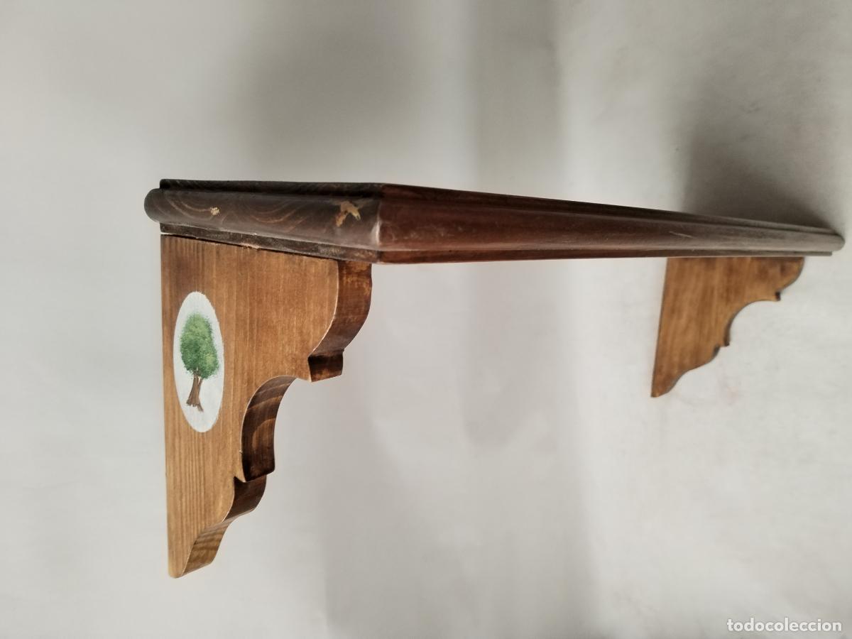 Antig&uuml;edades: repisa en madera pintada con dibujo a mano - Foto 1