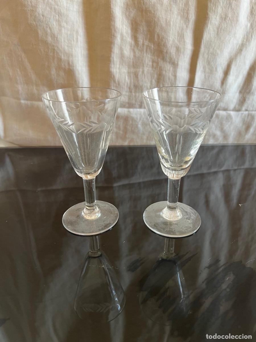 Antig&uuml;edades: 2 copas de licor cristal grabado - Foto 1