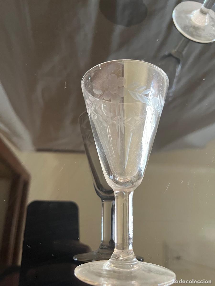 Antig&uuml;edades: 2 copas de licor cristal grabado - Foto 2