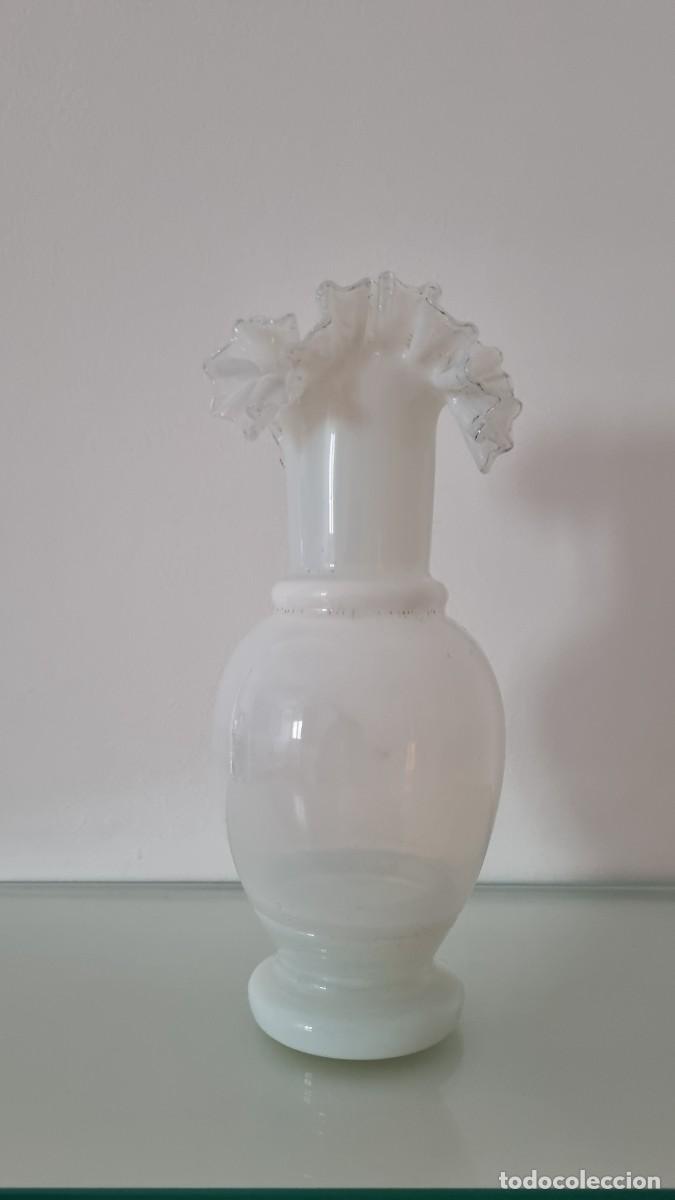 Antig&uuml;edades: Jarr&oacute;n antiguo de opalina blanco, con original rizado. XX - Foto 1