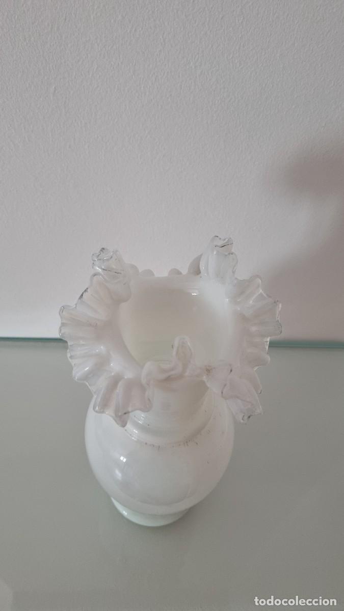 Antig&uuml;edades: Jarr&oacute;n antiguo de opalina blanco, con original rizado. XX - Foto 2