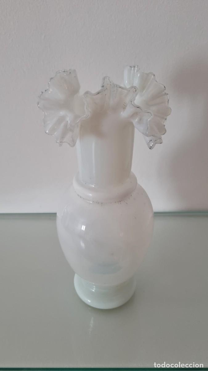 Antig&uuml;edades: Jarr&oacute;n antiguo de opalina blanco, con original rizado. XX - Foto 3