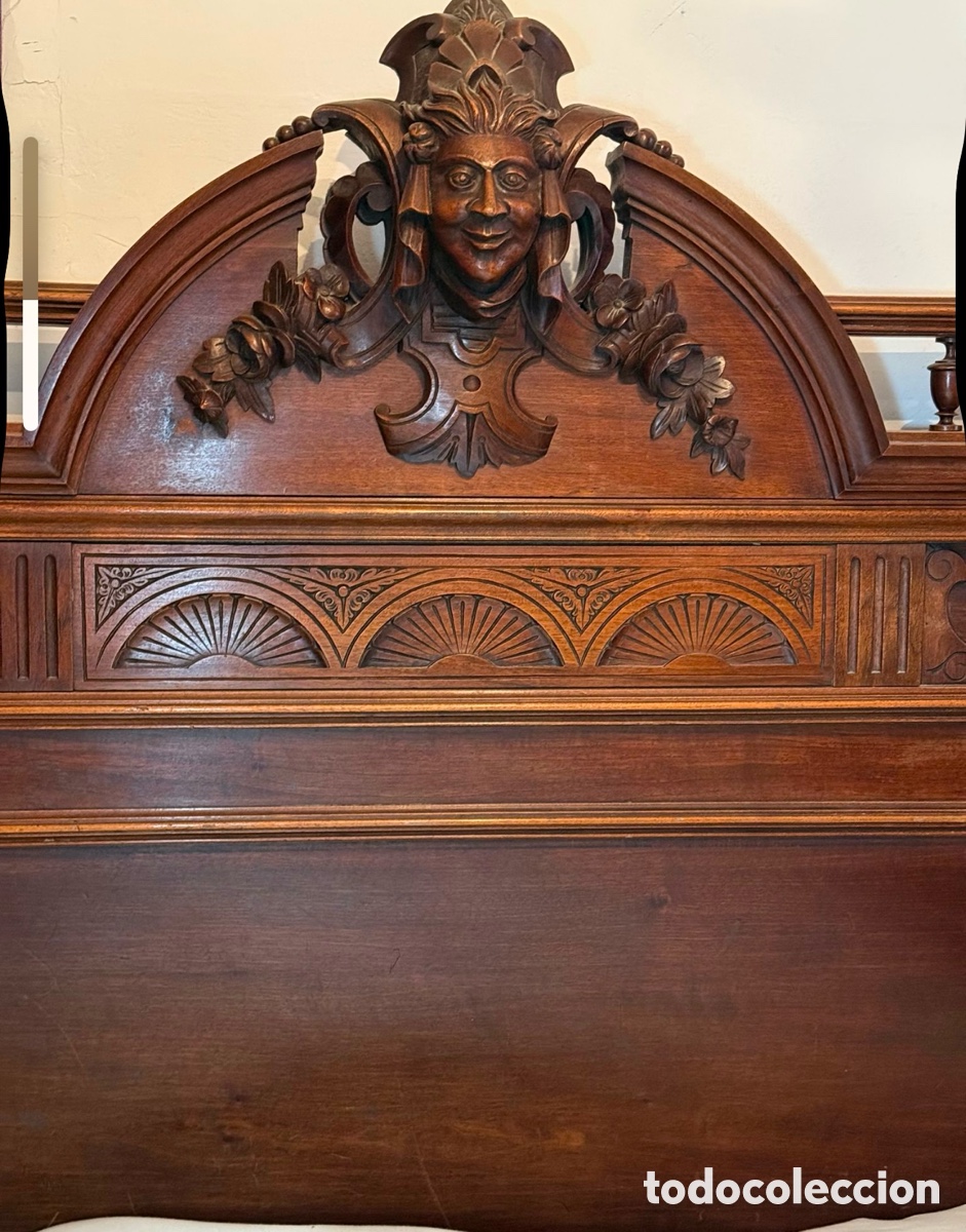 Antig&uuml;edades: Cama de madera noble, robusta, sin carcoma. Cara en el cabecero - Foto 1