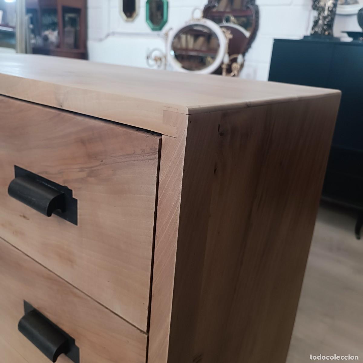 Antig&uuml;edades: C&oacute;moda a&ntilde;os 40 ́ de madera maciza. - Foto 4