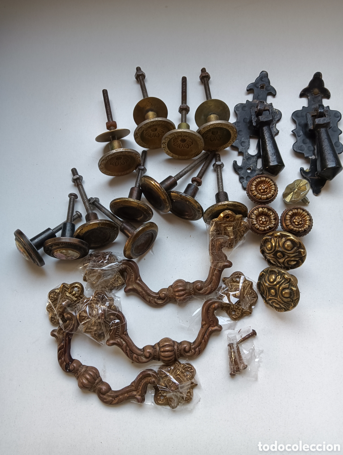 Antig&uuml;edades: Lote de tiradores antiguos. Lat&oacute;n, bronce...