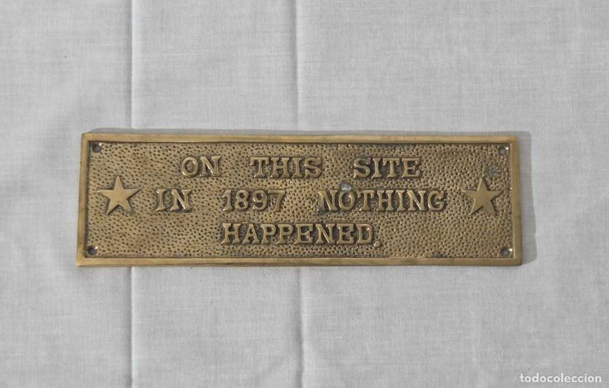 Antig&uuml;edades: Placa de bronce, On this site in 1897 nothing happened - Foto 1
