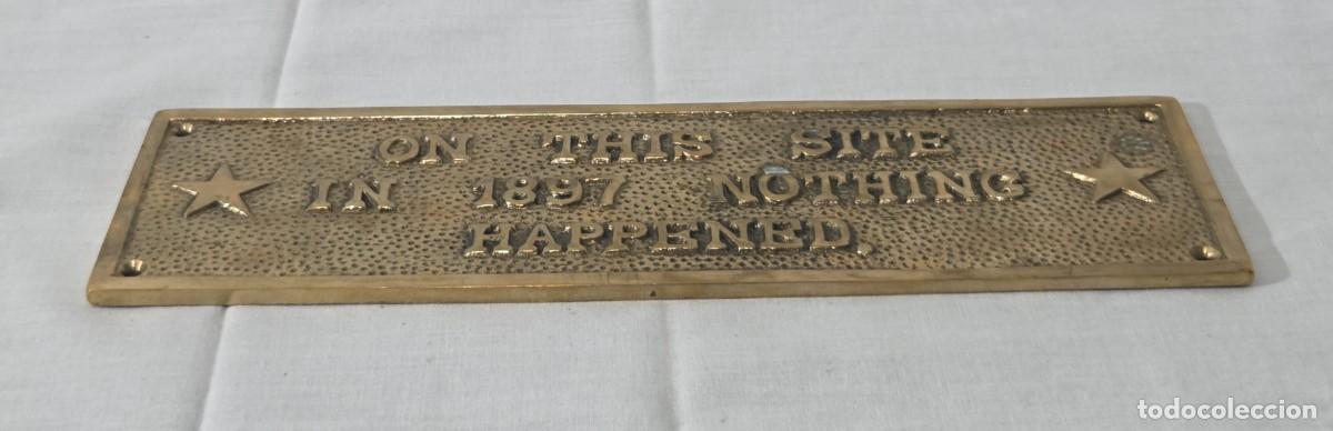 Antig&uuml;edades: Placa de bronce, On this site in 1897 nothing happened - Foto 2