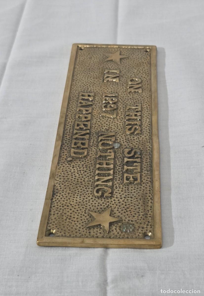 Antig&uuml;edades: Placa de bronce, On this site in 1897 nothing happened - Foto 3
