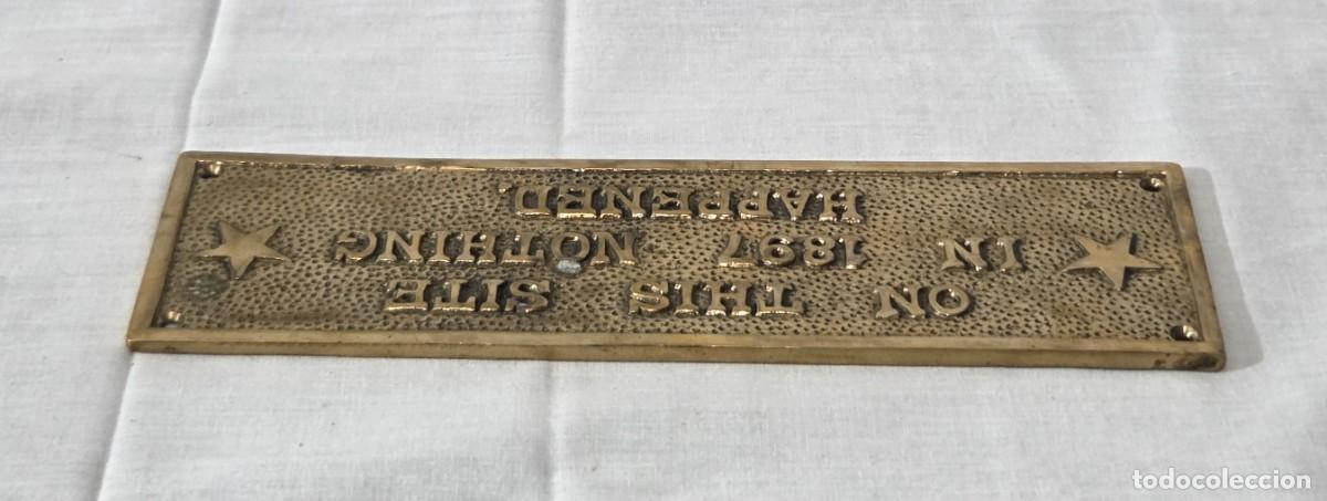 Antig&uuml;edades: Placa de bronce, On this site in 1897 nothing happened - Foto 4