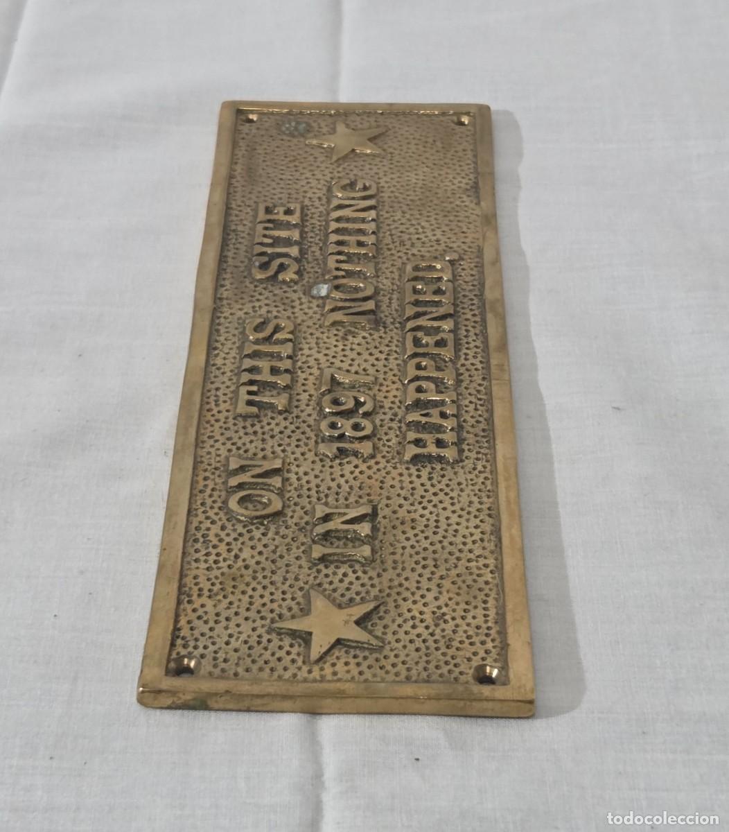 Antig&uuml;edades: Placa de bronce, On this site in 1897 nothing happened - Foto 5
