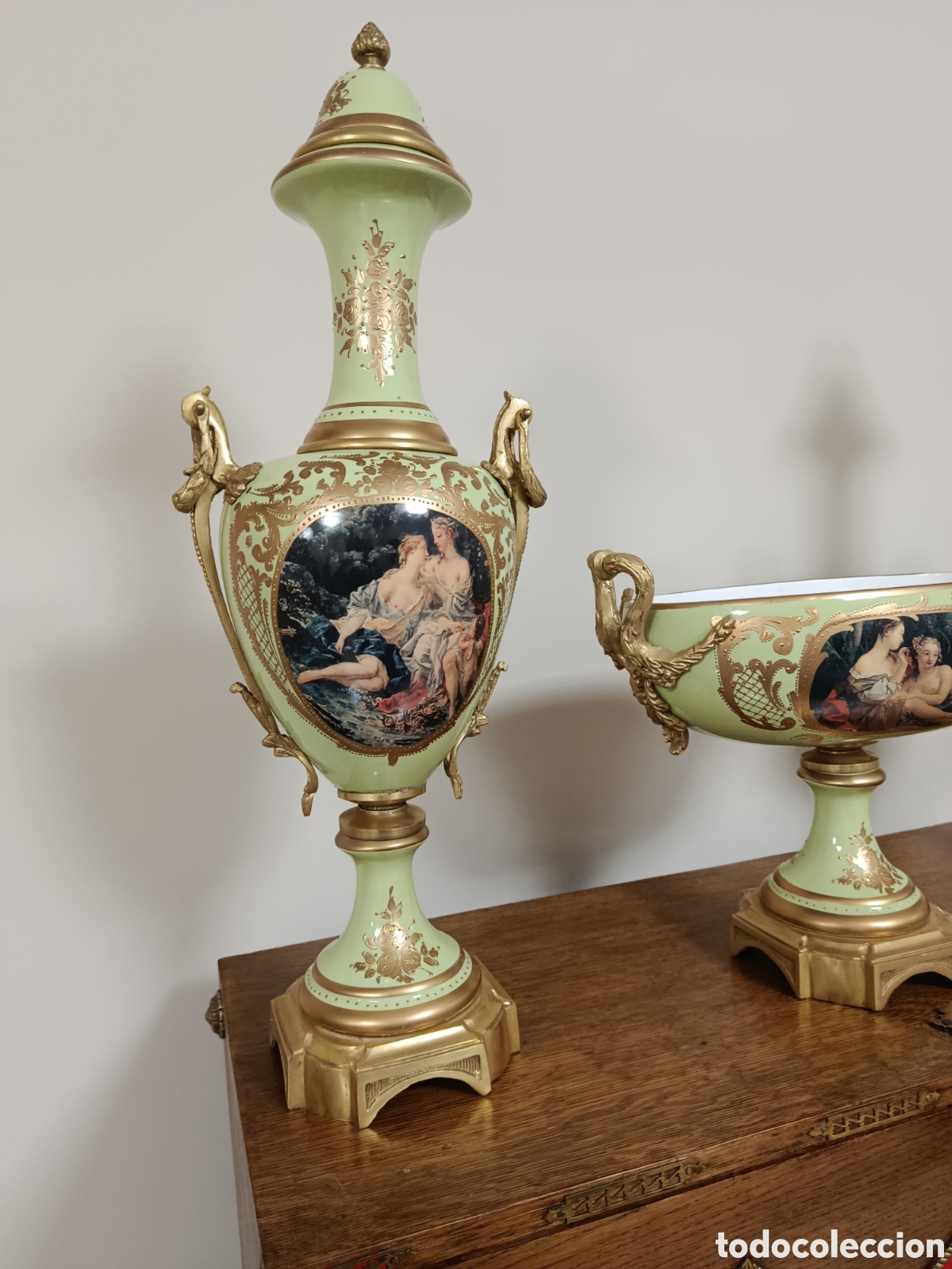 Antig&uuml;edades: Conjunto de jarrones y centro de mesa pintados a mano - Foto 3