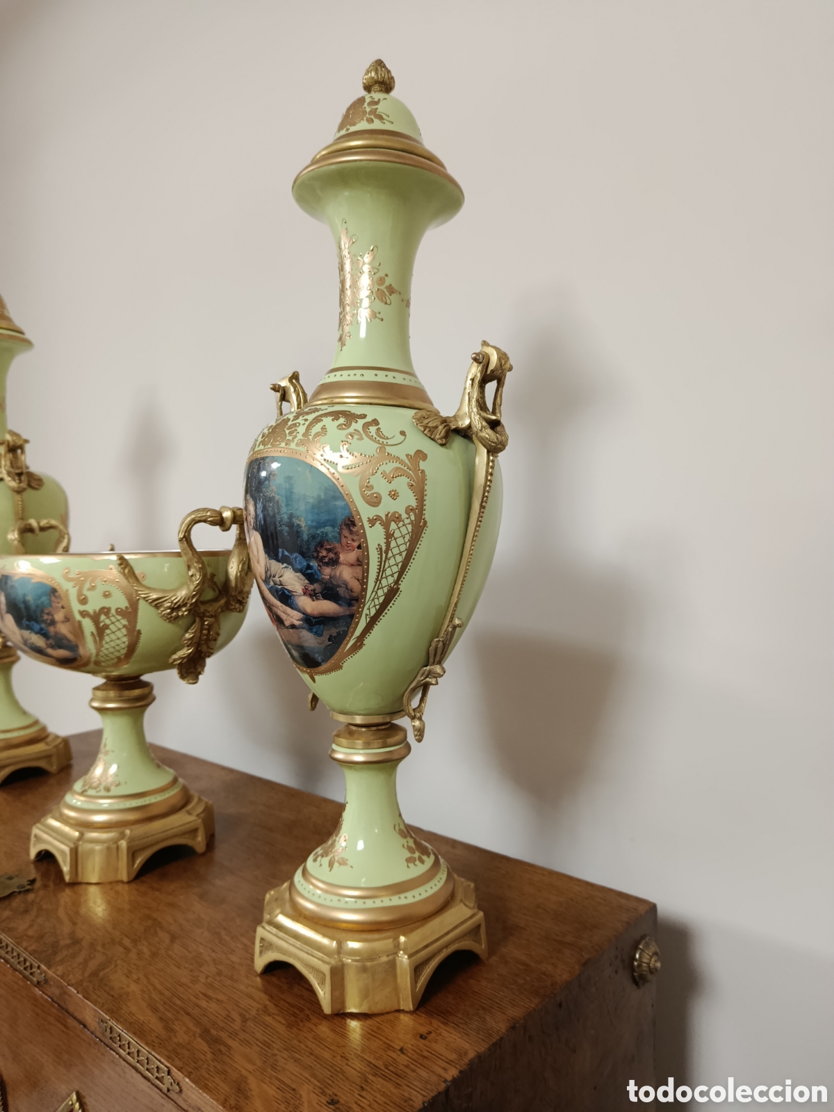 Antig&uuml;edades: Conjunto de jarrones y centro de mesa pintados a mano - Foto 9