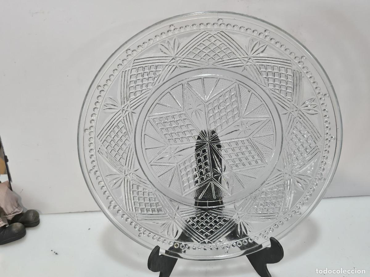 Antig&uuml;edades: plato de cristal repujados - Foto 1