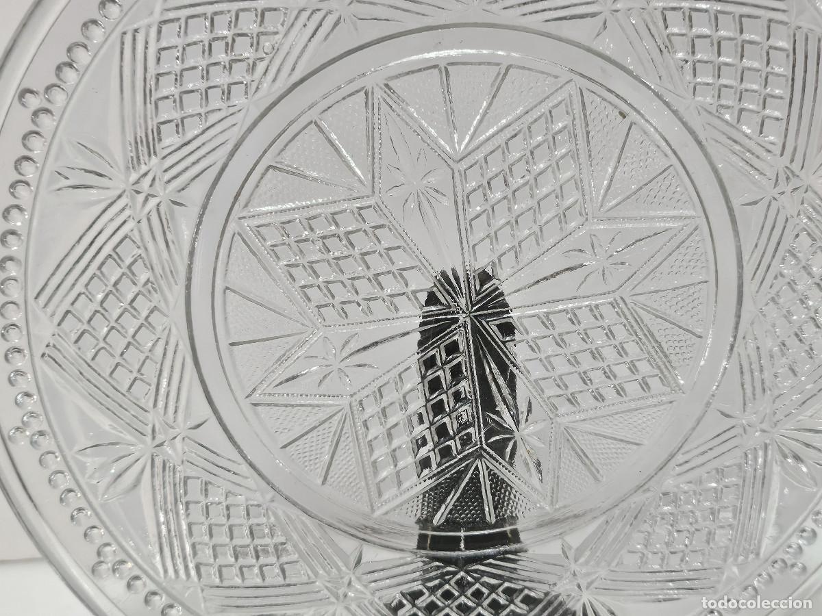 Antig&uuml;edades: plato de cristal repujados - Foto 2