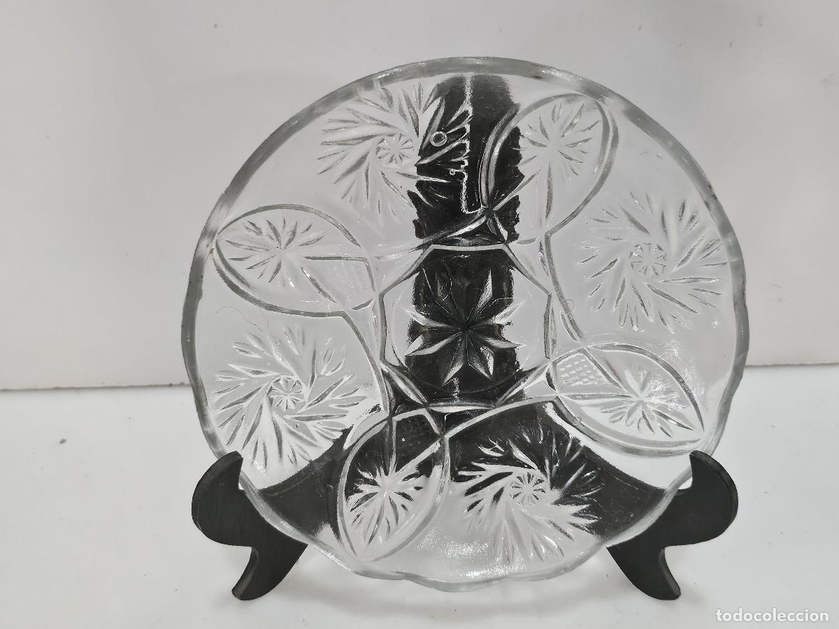 Antig&uuml;edades: plato de cristal repujado - Foto 1