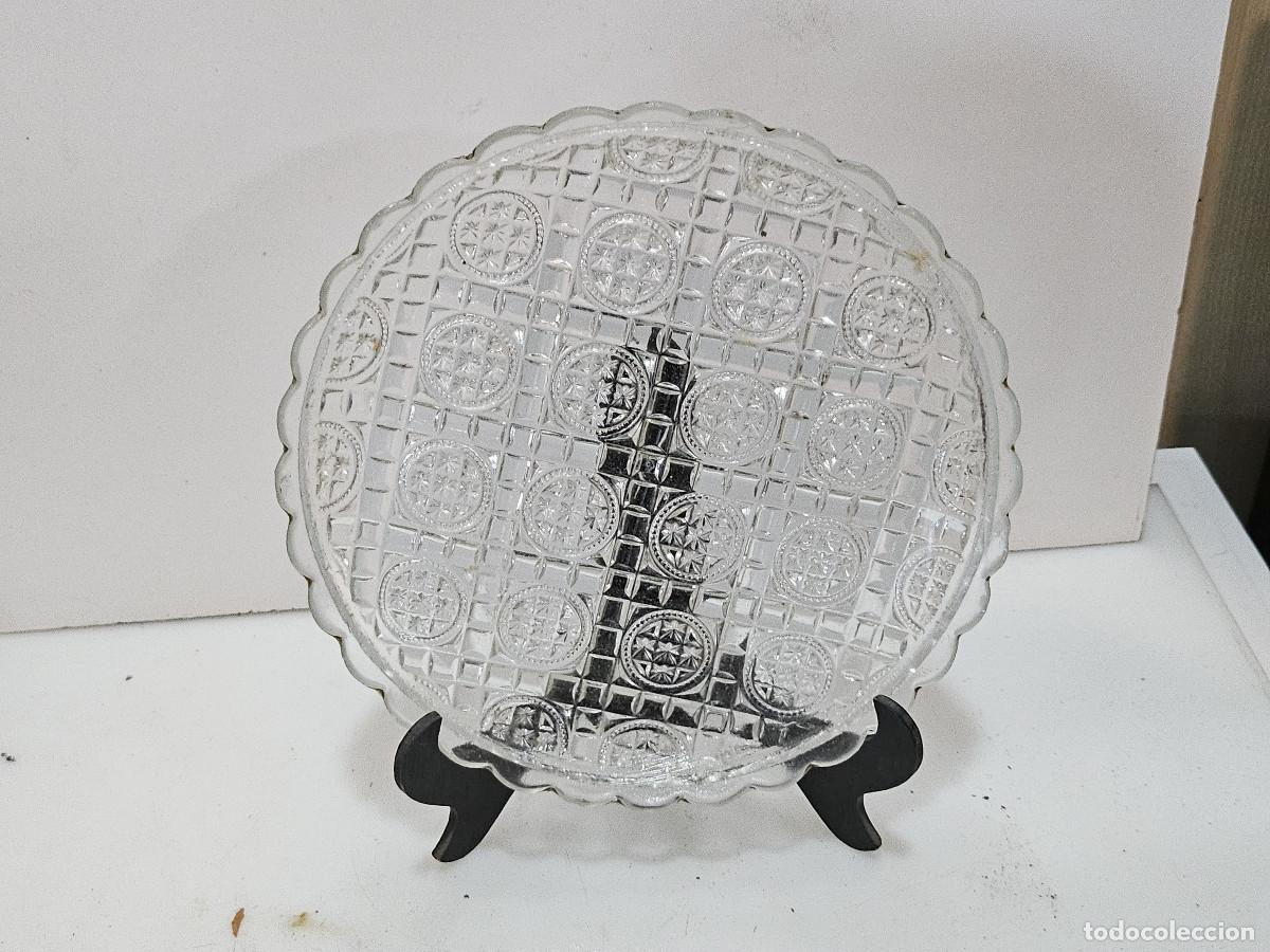 Antig&uuml;edades: plato de cristal repujado - Foto 1