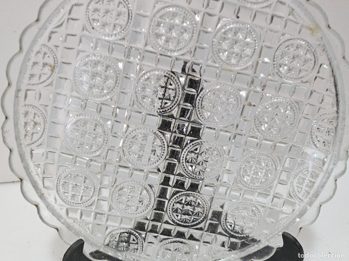 Antig&uuml;edades: plato de cristal repujado - Foto 2