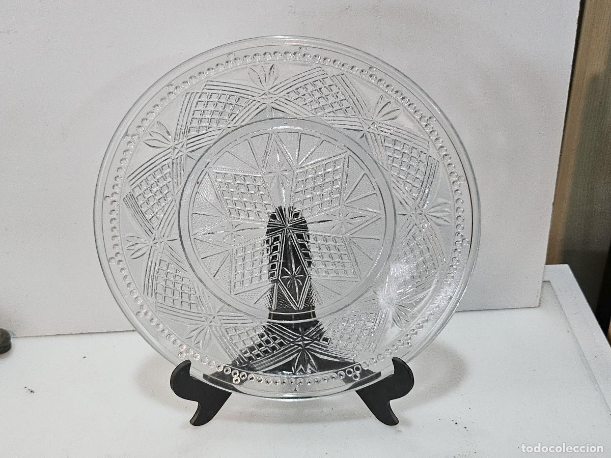 Antig&uuml;edades: plato de cristal repujado - Foto 1