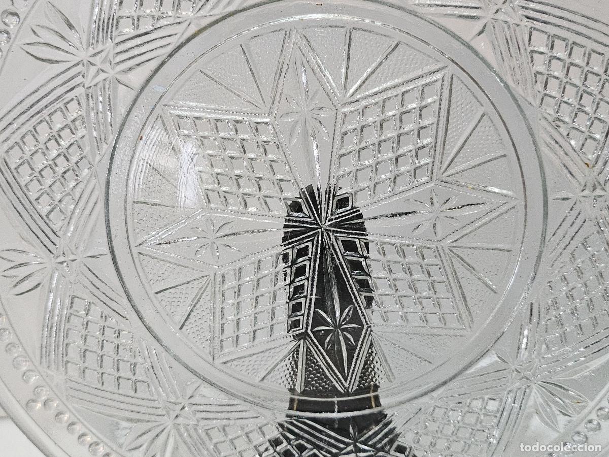 Antig&uuml;edades: plato de cristal repujado - Foto 2