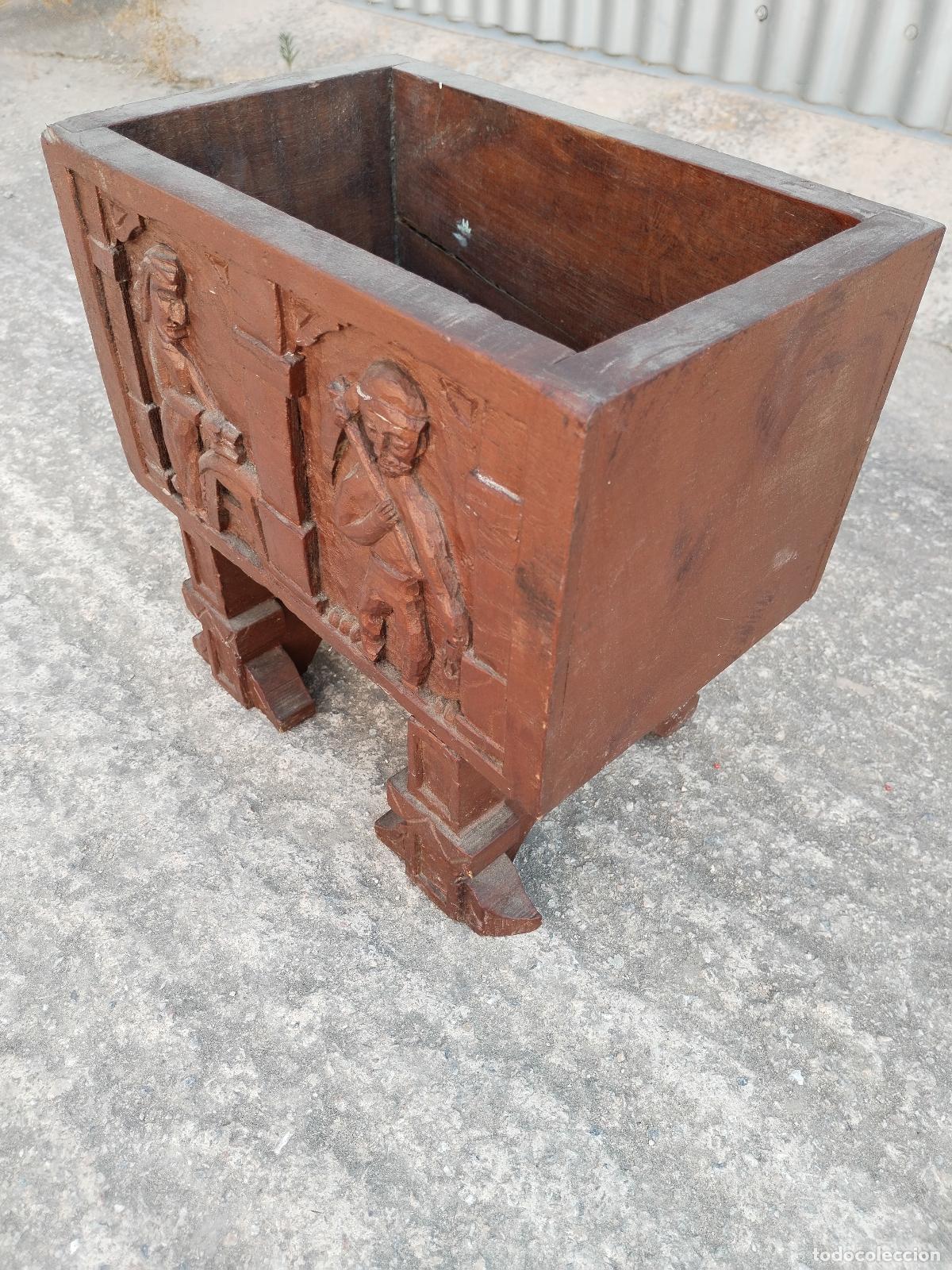 Antig&uuml;edades: jardinera en madera tallada - Foto 2
