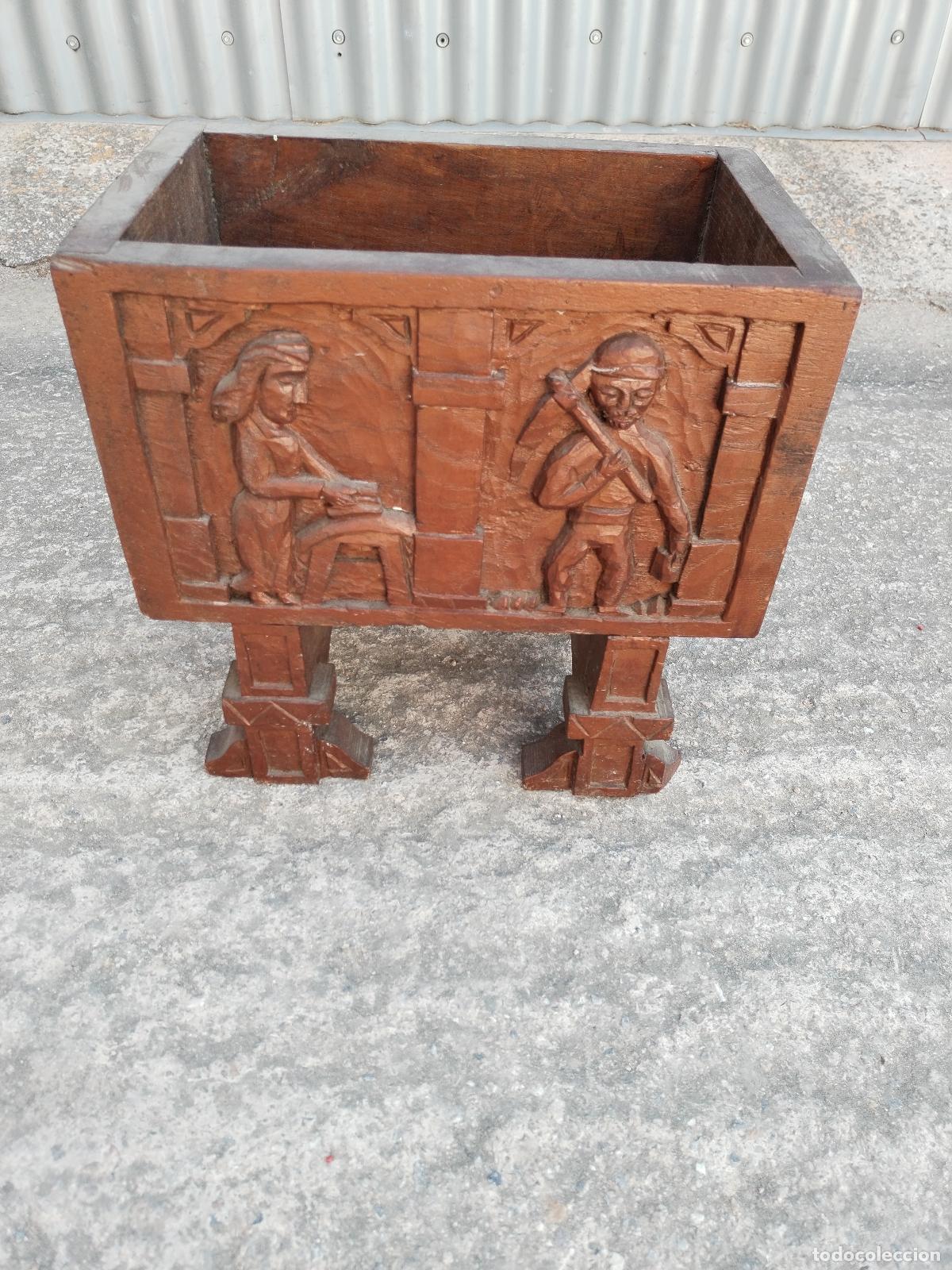 Antig&uuml;edades: jardinera en madera tallada - Foto 3