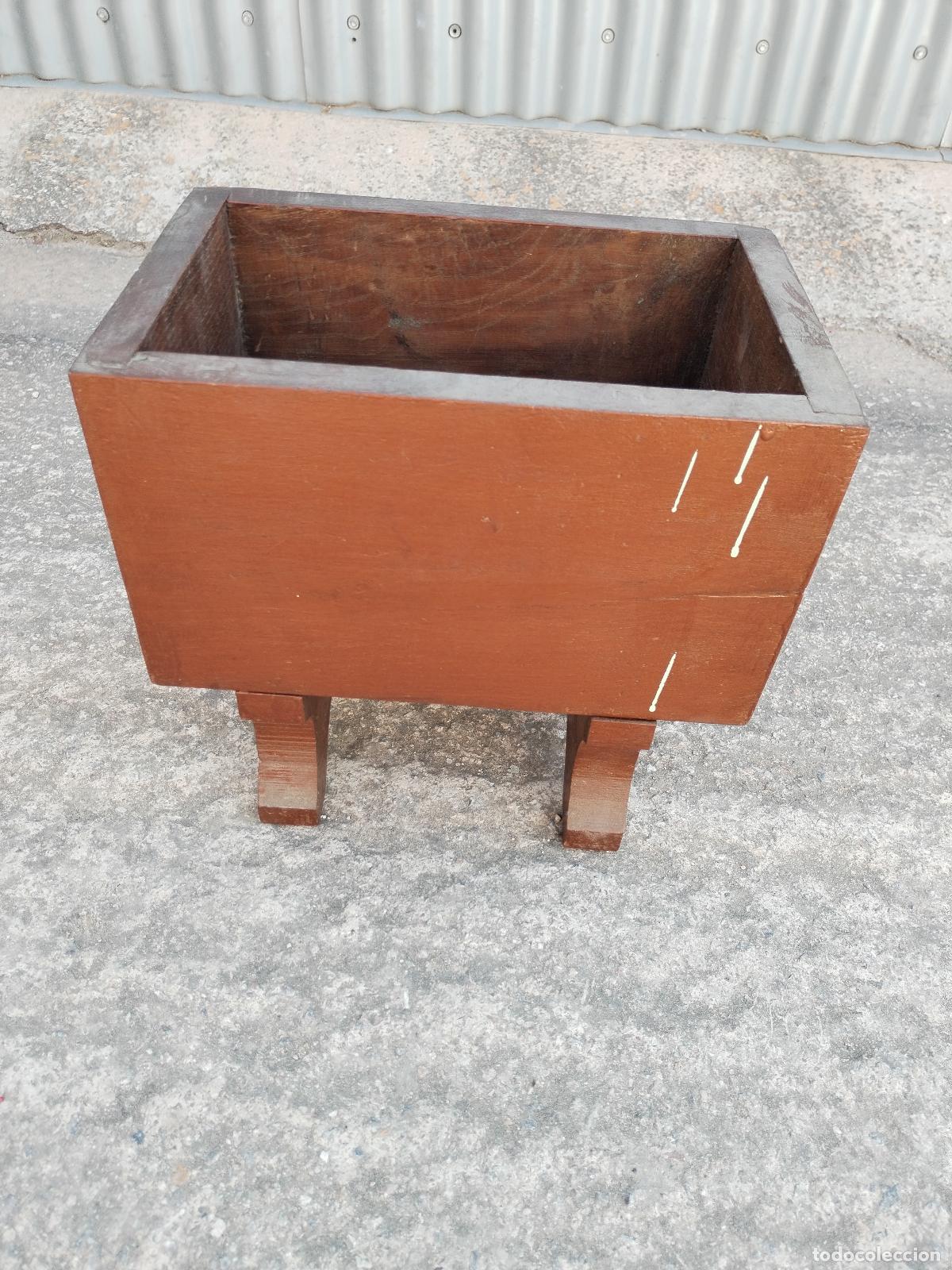 Antig&uuml;edades: jardinera en madera tallada - Foto 4