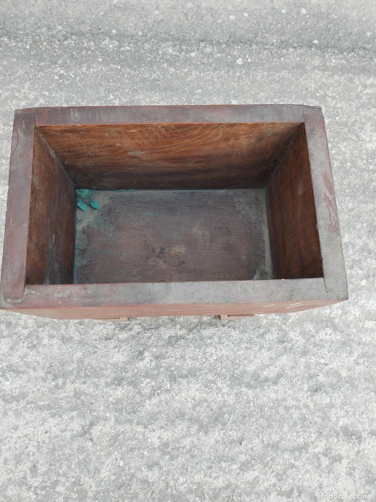 Antig&uuml;edades: jardinera en madera tallada - Foto 5