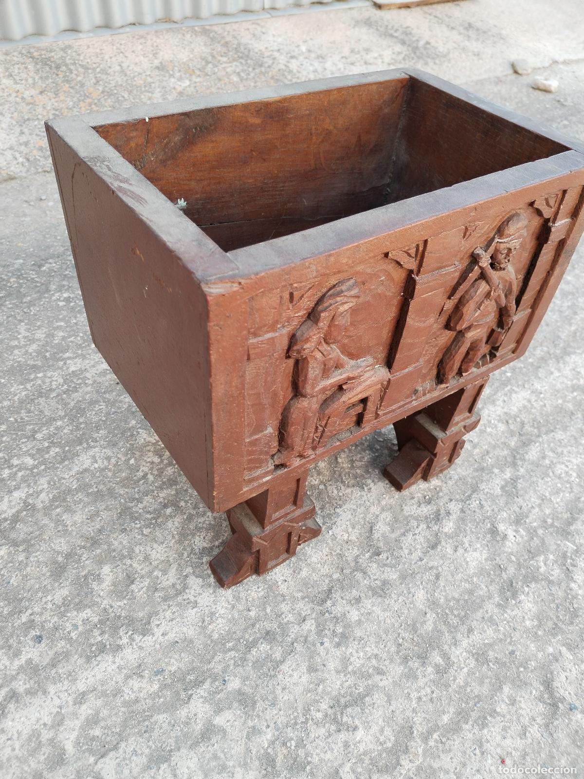 Antig&uuml;edades: jardinera en madera tallada - Foto 6