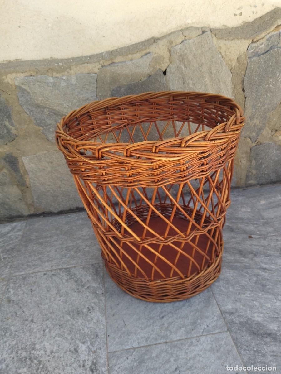 Antig&uuml;edades: Antiguo cesto de mimbre y madera para ropa. - Foto 2