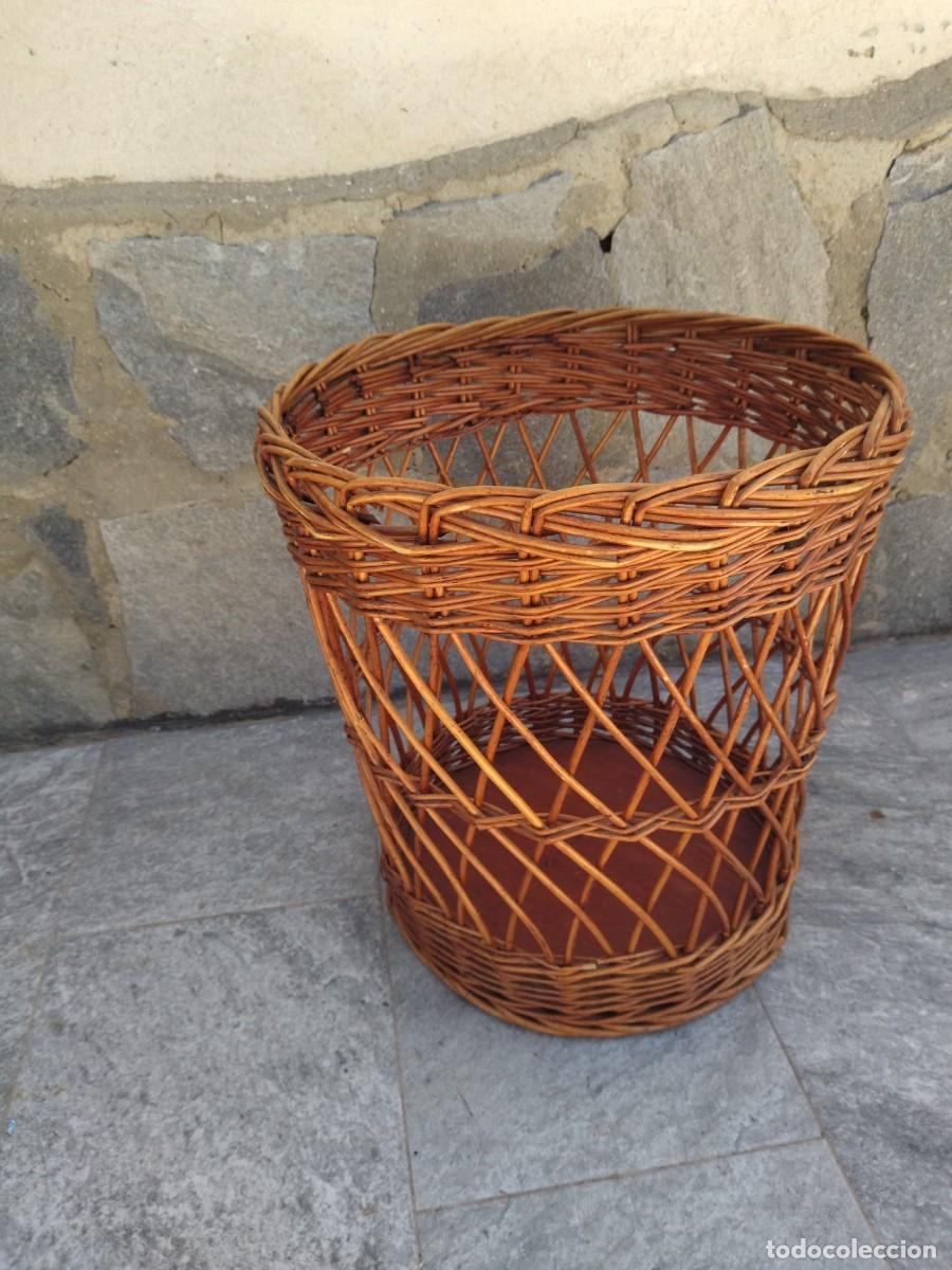 Antig&uuml;edades: Antiguo cesto de mimbre y madera para ropa. - Foto 3