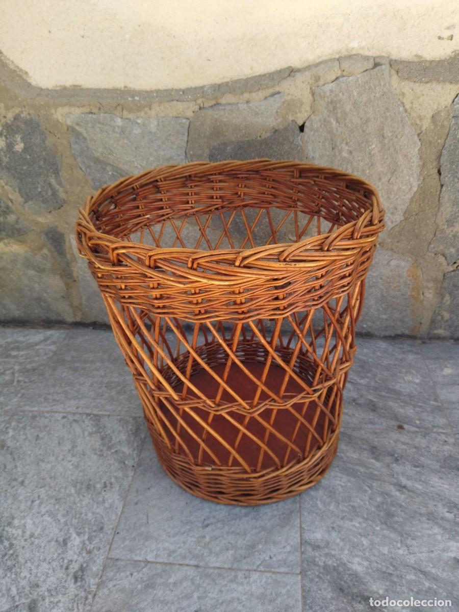 Antig&uuml;edades: Antiguo cesto de mimbre y madera para ropa. - Foto 4