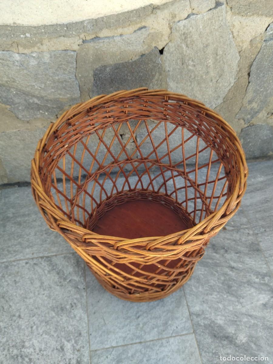 Antig&uuml;edades: Antiguo cesto de mimbre y madera para ropa. - Foto 5