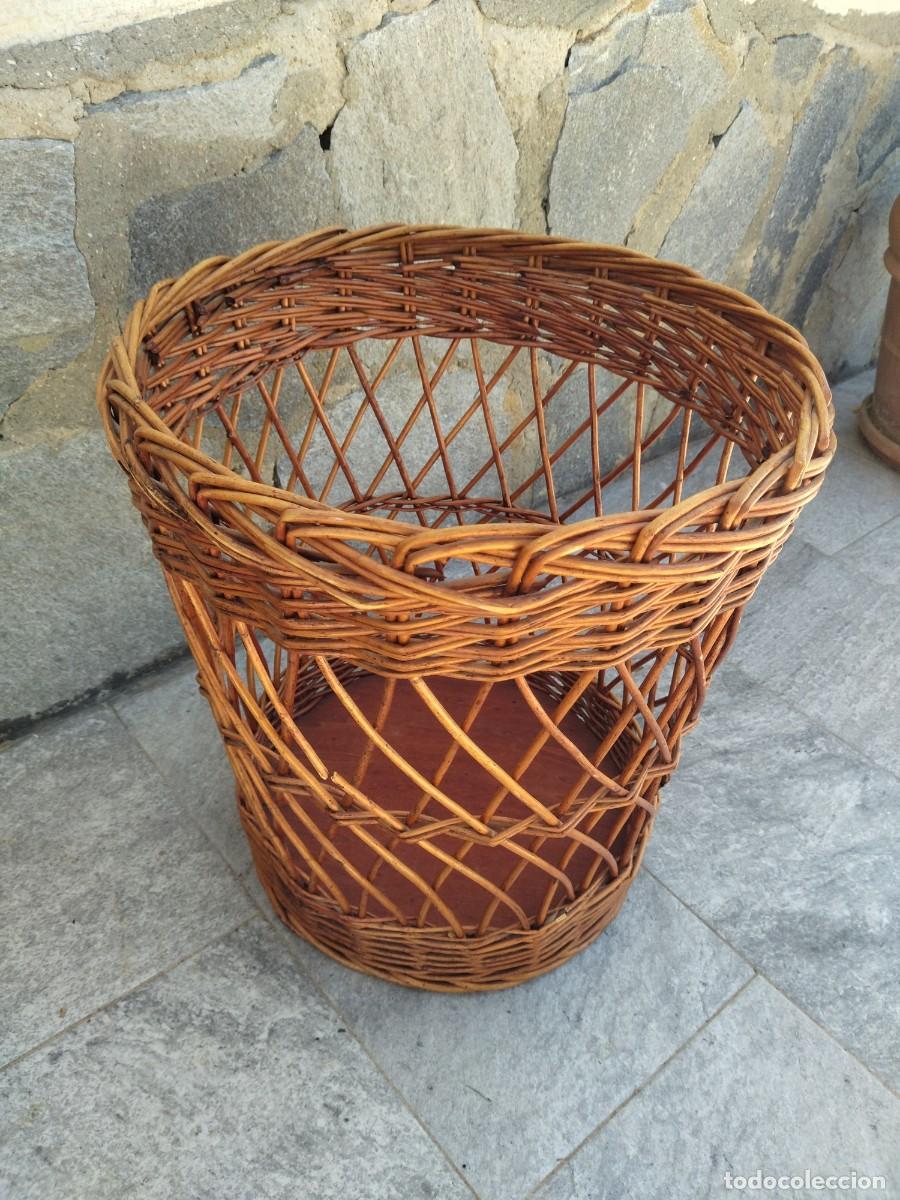 Antig&uuml;edades: Antiguo cesto de mimbre y madera para ropa. - Foto 7