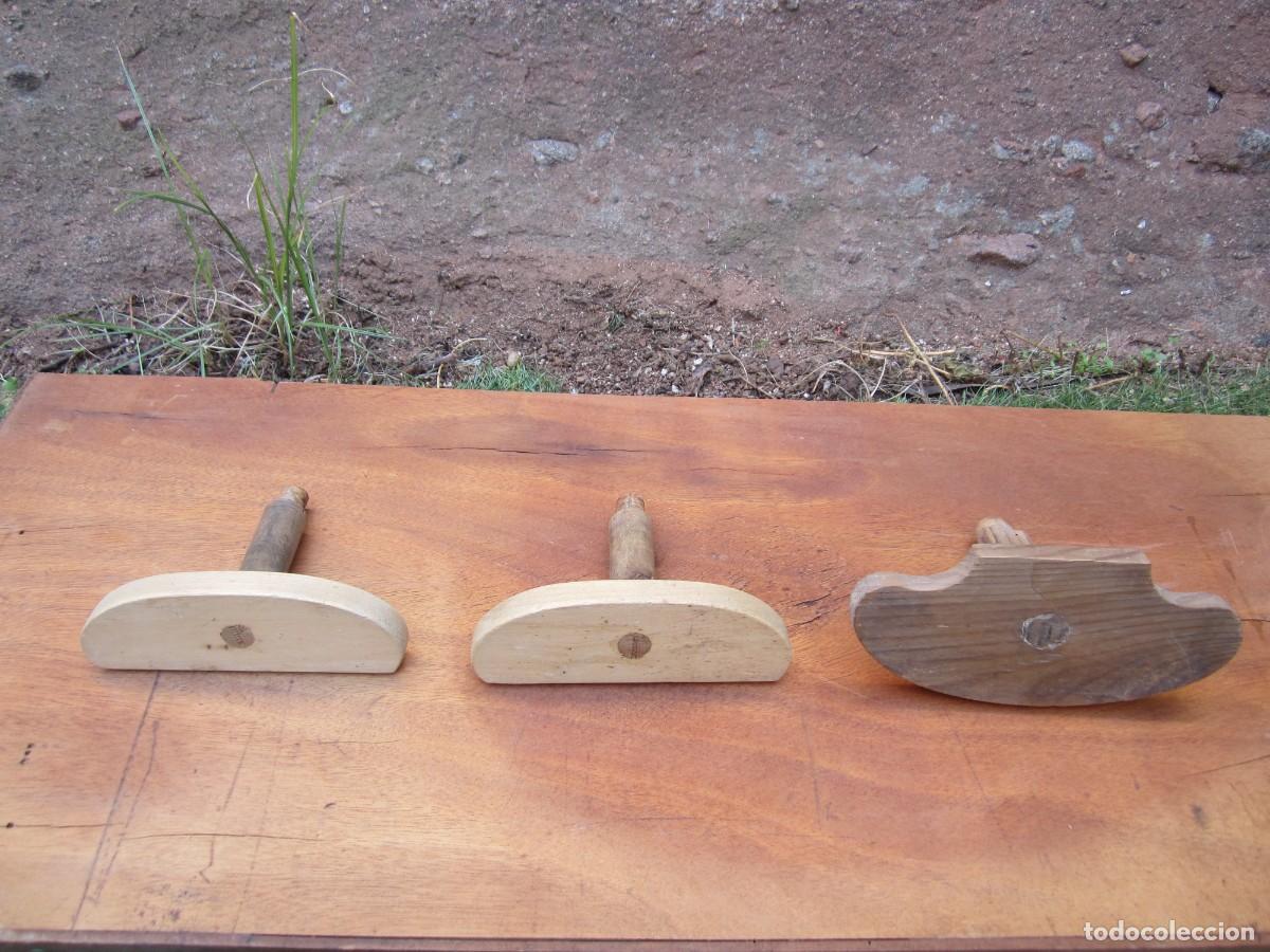 Antig&uuml;edades: Percheros antiguos de madera, 3 piezas. - Foto 1