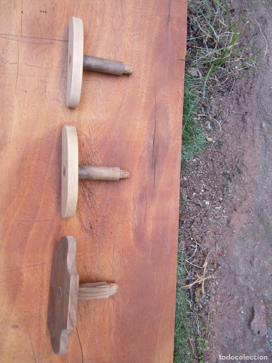 Antig&uuml;edades: Percheros antiguos de madera, 3 piezas. - Foto 2