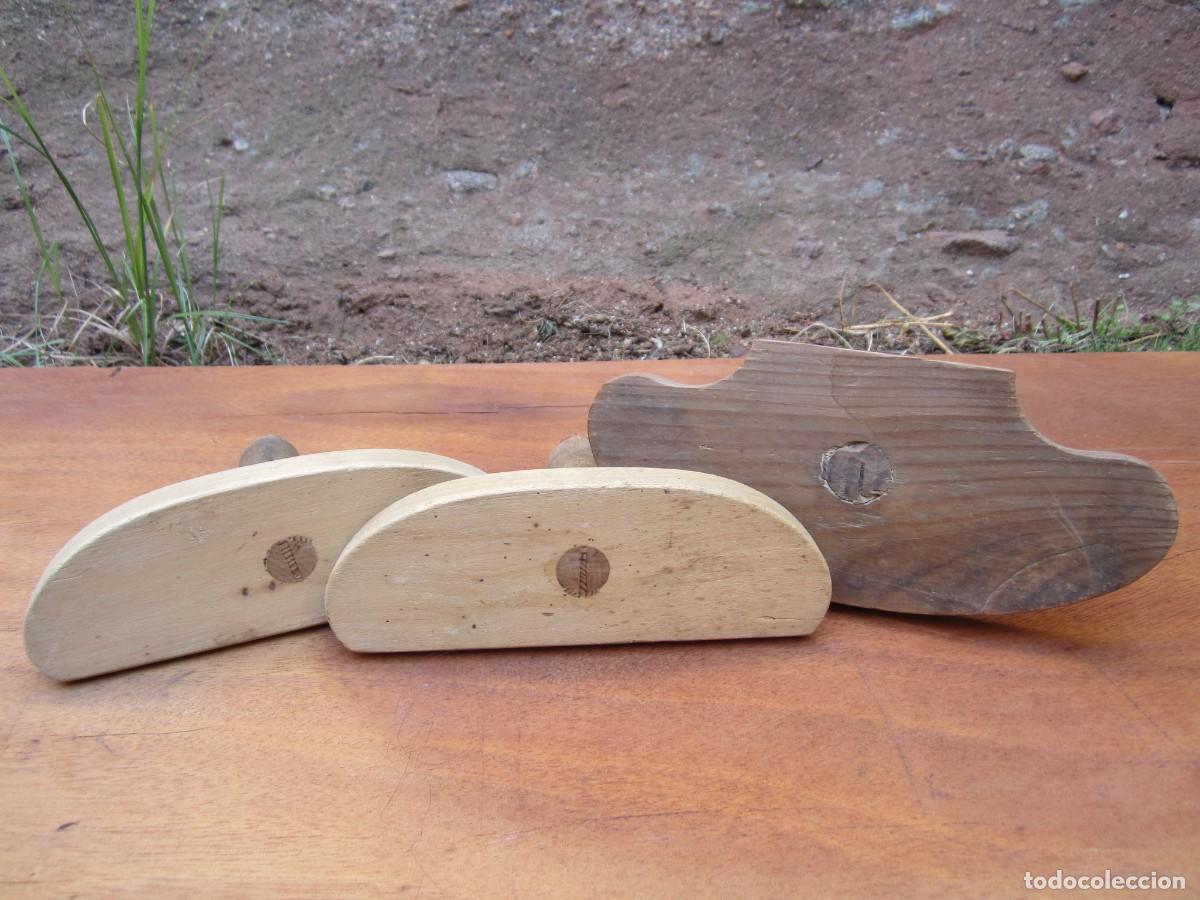 Antig&uuml;edades: Percheros antiguos de madera, 3 piezas. - Foto 3
