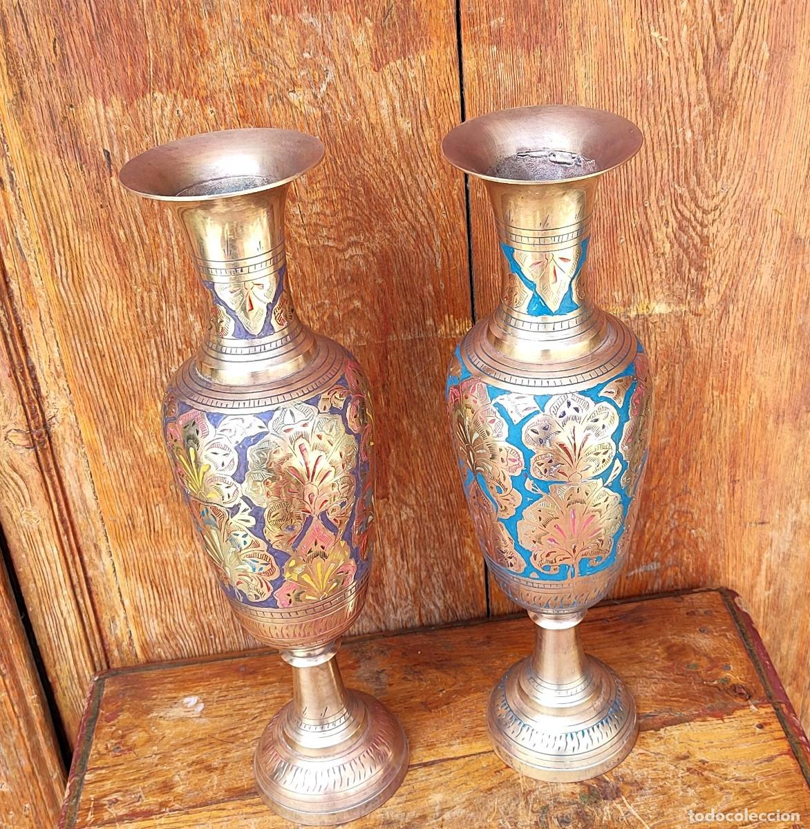Antig&uuml;edades: Pareja de jarrones de bronce grabado y policromado - Foto 1