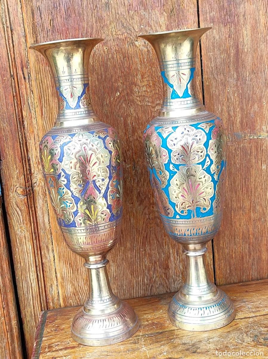 Antig&uuml;edades: Pareja de jarrones de bronce grabado y policromado - Foto 2