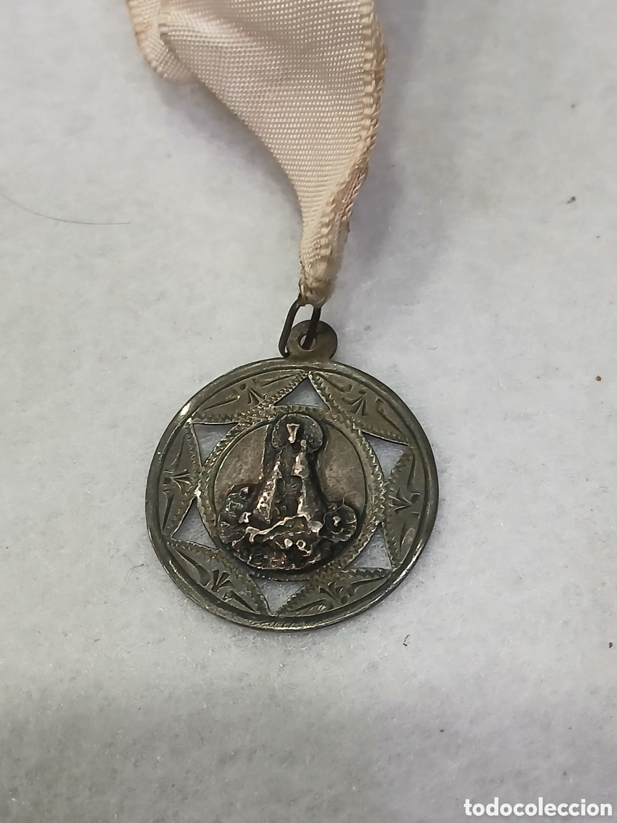 Antig&uuml;edades: Medalla plata de ley con virgen. (L127) - Foto 1