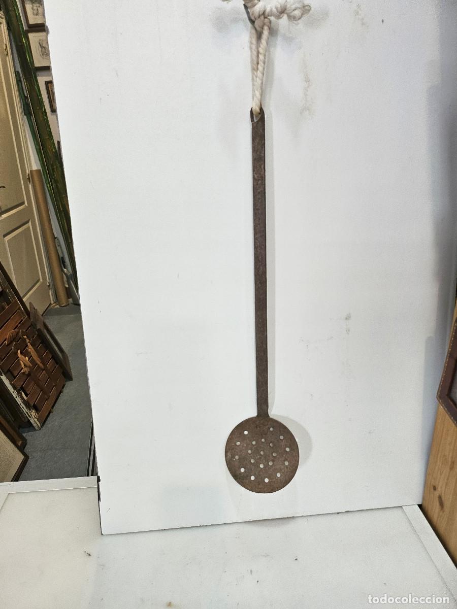 Antig&uuml;edades: espumadera de hierro - Foto 1