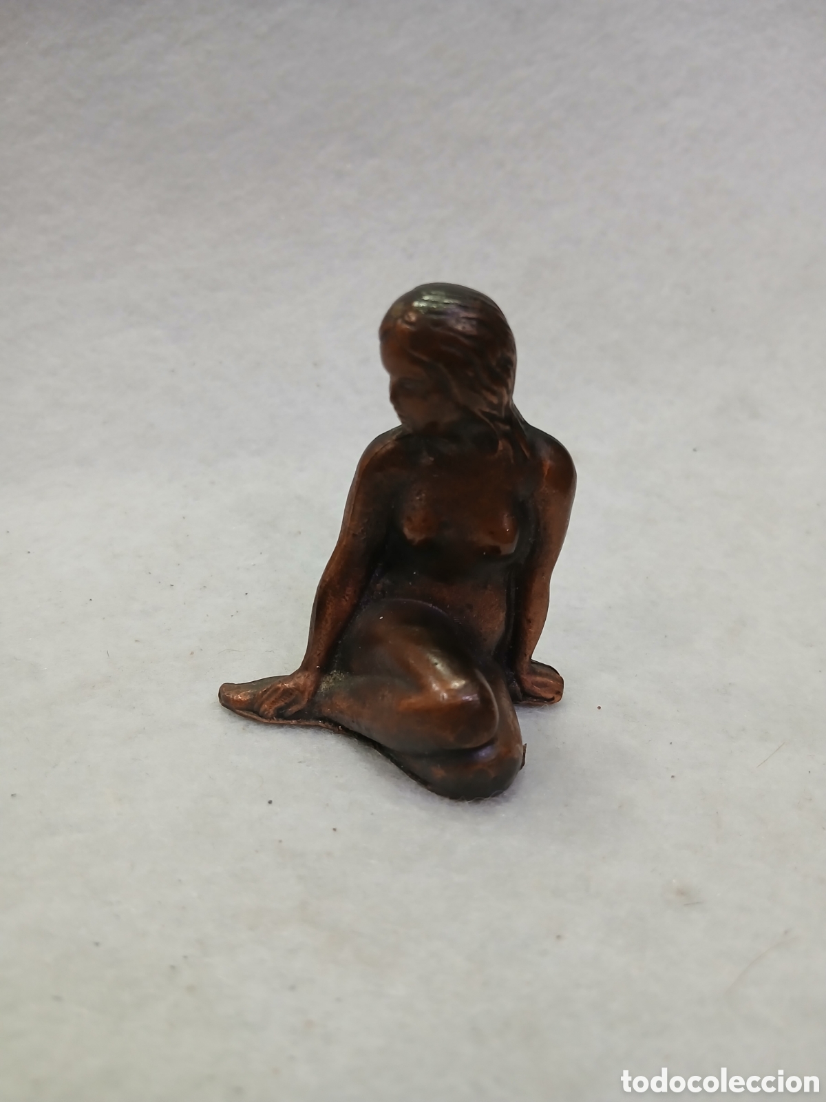 Antiguidades: Escultura de mujer en metal. (L127)
