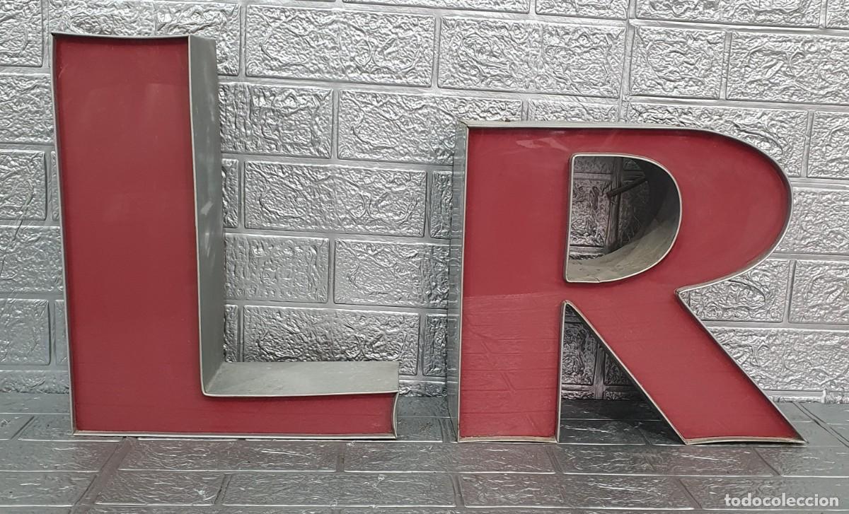 Antig&uuml;edades: Pareja de letras de cartel en metacrilato y aluminio