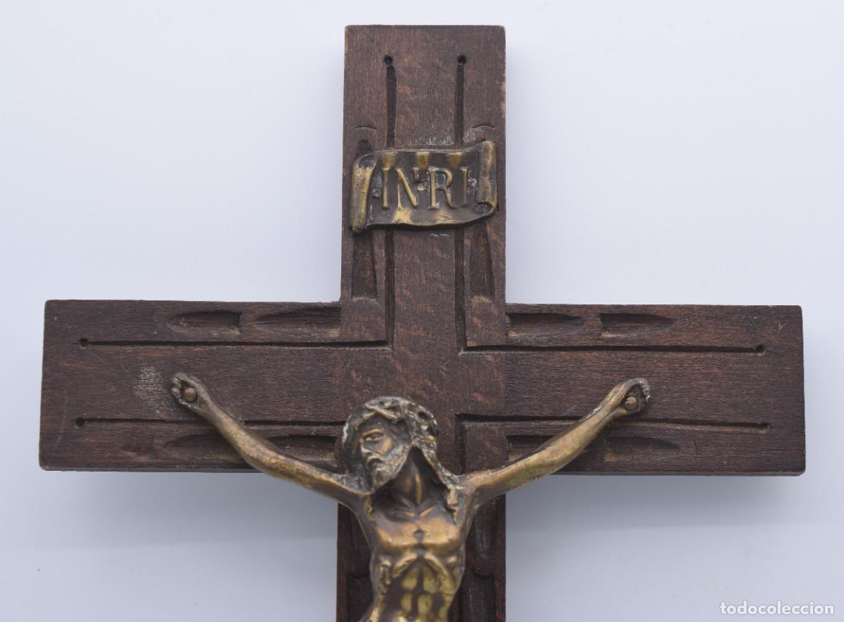 Antig&uuml;edades: Crucifijo de bronce y madera - Foto 3