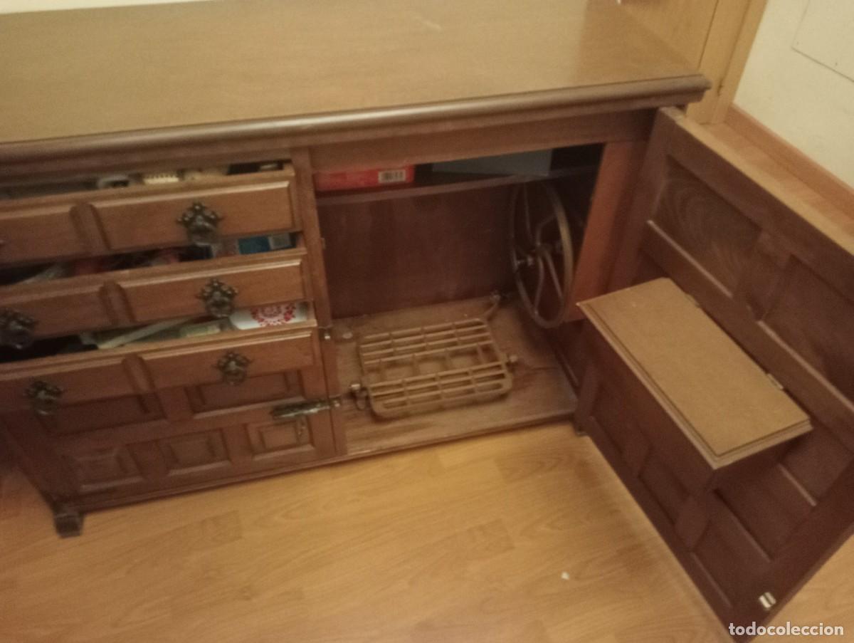 Antig&uuml;edades: Mueble de m&aacute;quina de coser - Foto 2