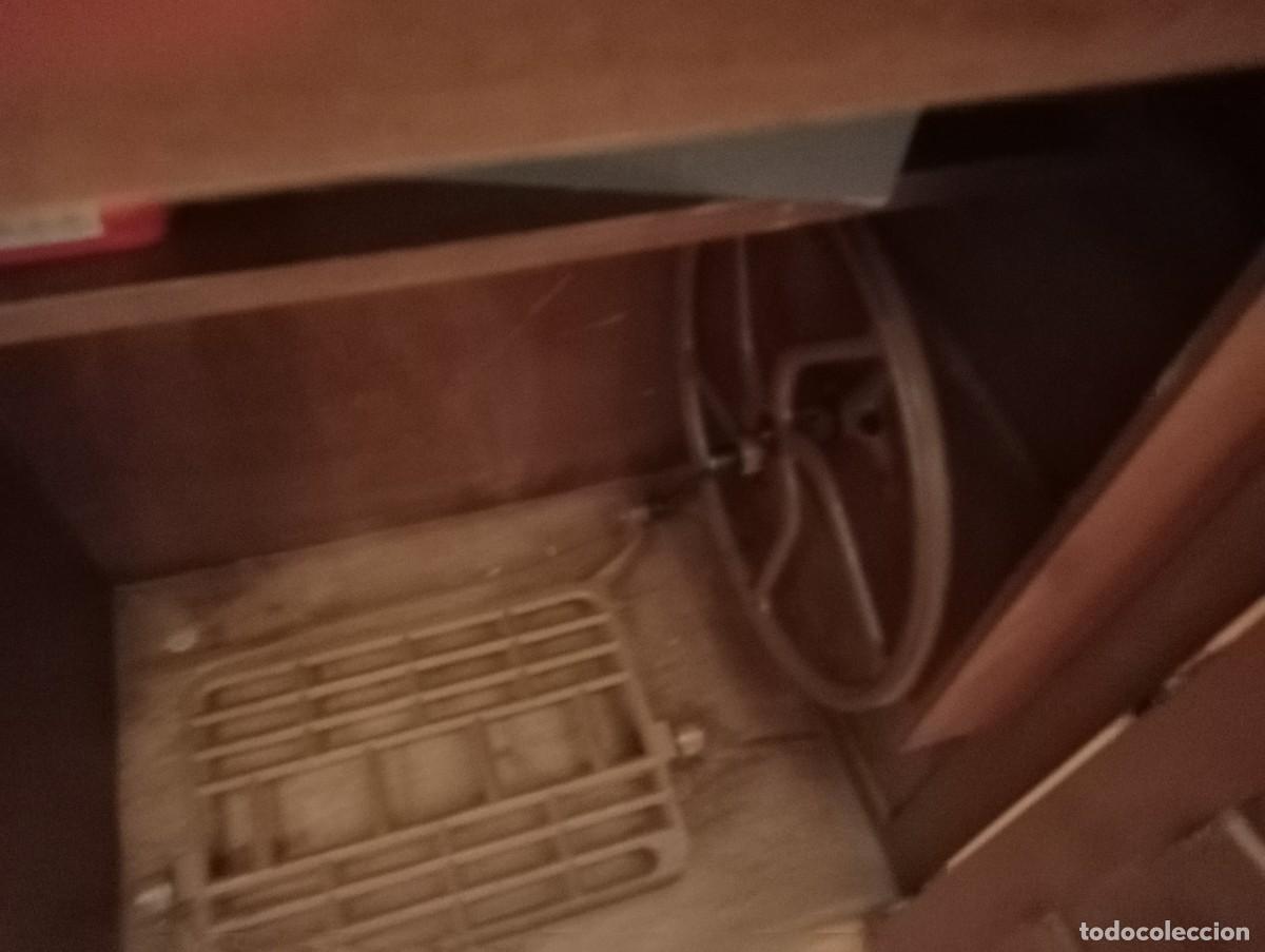 Antig&uuml;edades: Mueble de m&aacute;quina de coser - Foto 4